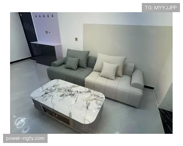 刚看到颜骏凌发的日常，沙发靠垫看着比我房租还贵