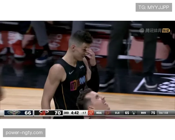 希罗转为无球跑位接球三分拉开防守缓解巴特勒压力